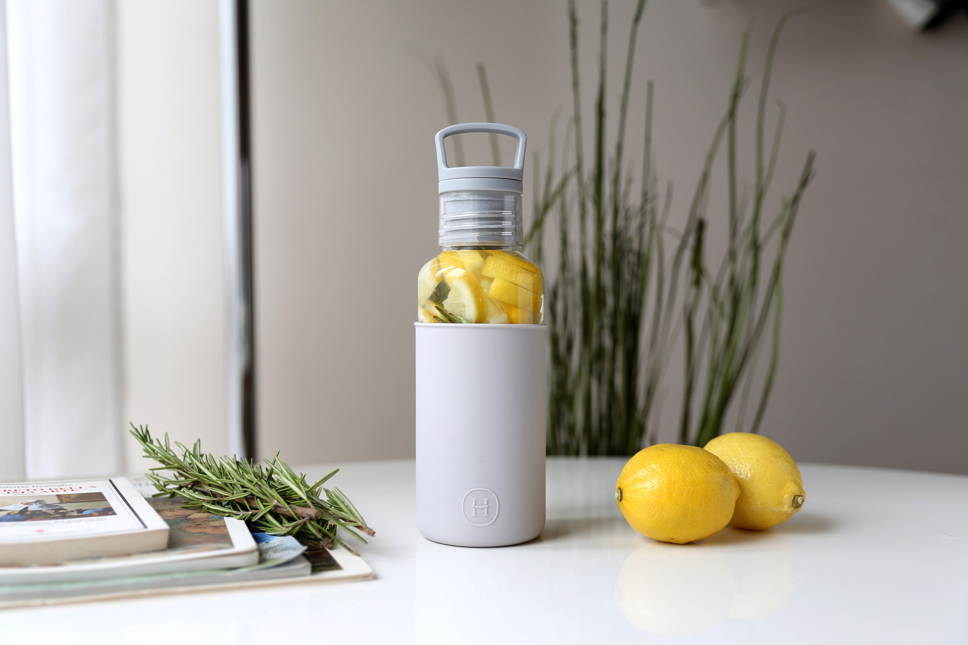 Water Bottle with Fruit Infuser: Body Cleansing
